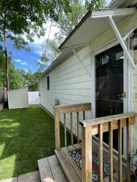 Side Yard 2 - 35 Taylor Pl