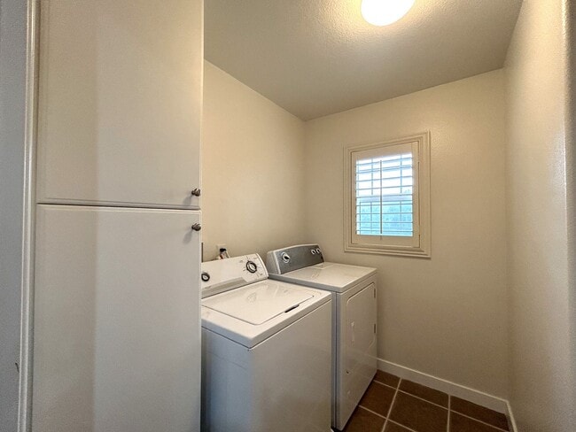 Building Photo - AVAILABLE NOW!! Fully Furnished 5 Bedroom 2.5 Bathroom Two Story Home in Beaumont!!