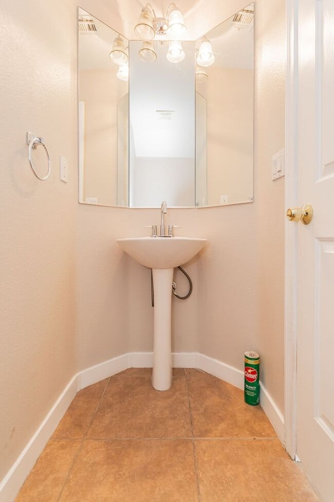 Building Photo - 8611 Splendid Leaf Ct