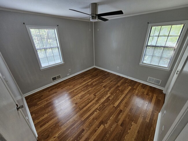 Building Photo - 290 Emerald Dr