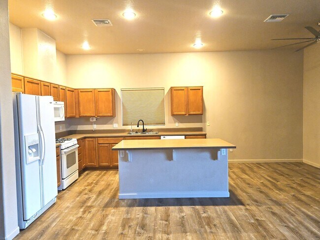 Building Photo - 3422 W 16th Ln