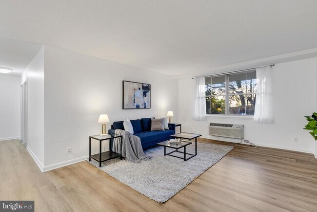 Building Photo - 2030 N Adams St