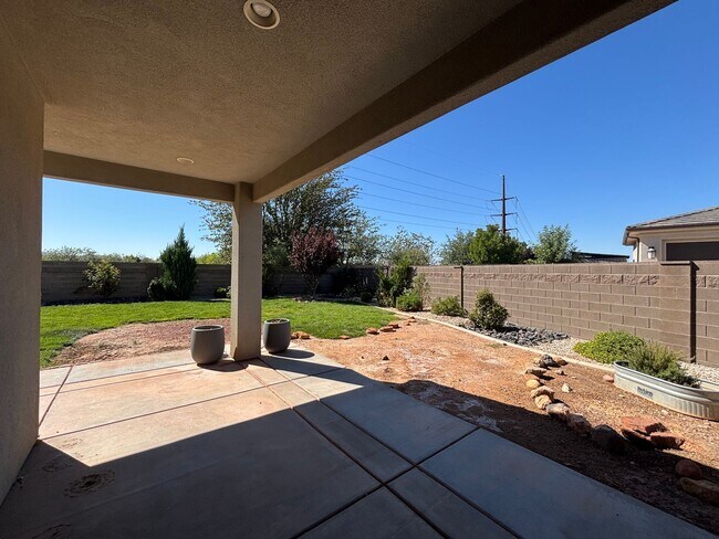 Building Photo - SPACIOUS HOME FOR RENT!