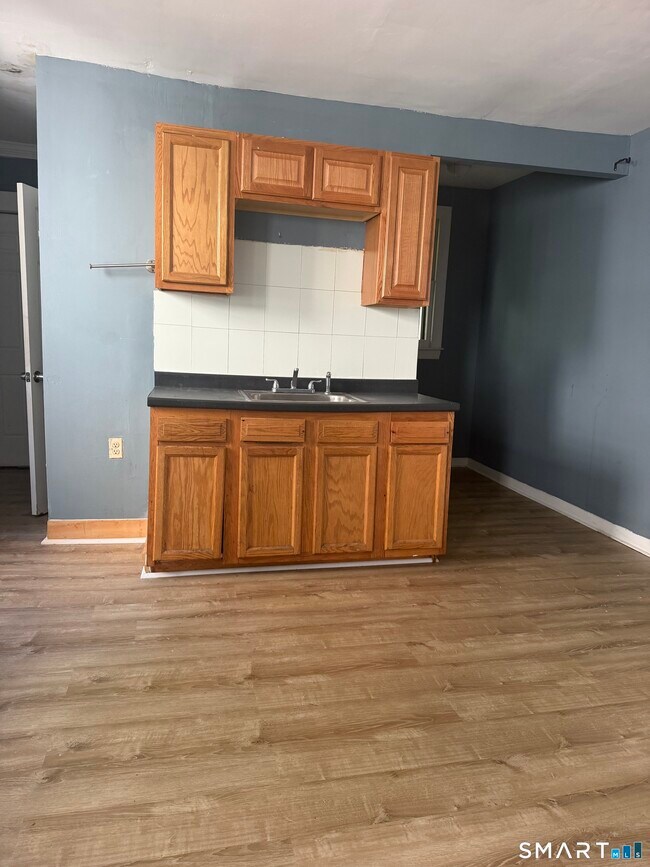 Building Photo - 61 Lounsbury St