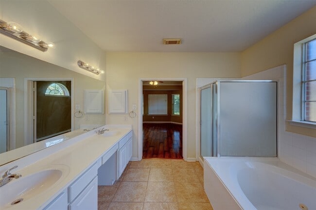 Building Photo - 2610 Ledgebrook Ln