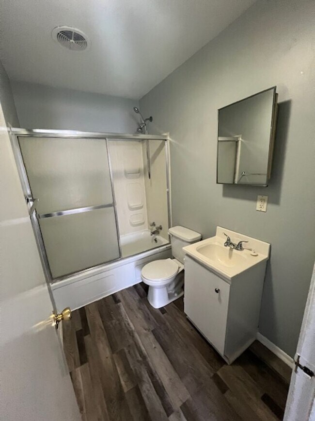 Building Photo - Spacious 4 Bedroom Duplex!!