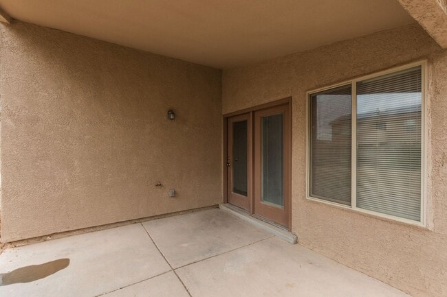 Building Photo - Nice Large Home in Sonoma Ranch—-Will go f...