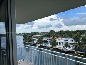 Building Photo - 9500 W Bay Harbor Dr