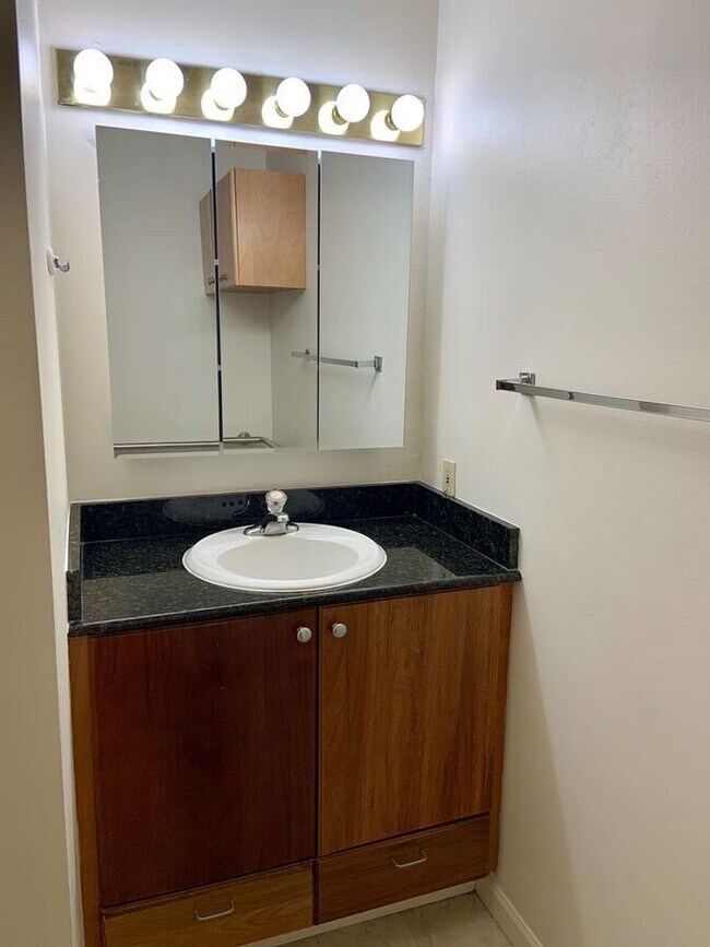 Building Photo - Cozy Studio Living with Parking and Pet-Fr...