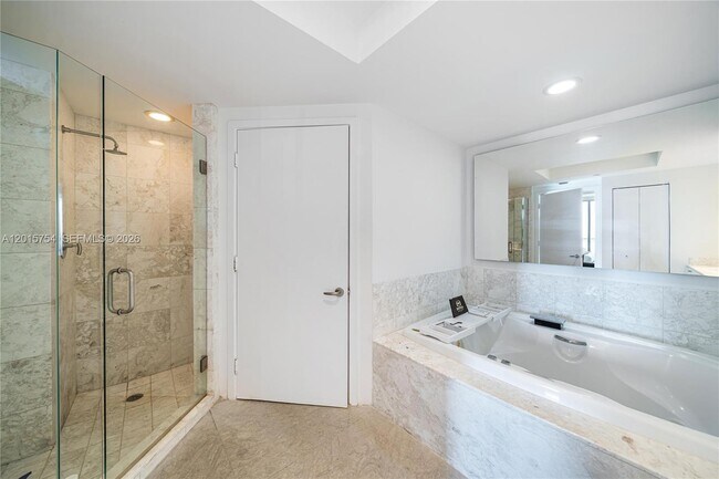 Building Photo - 1331 Brickell Bay Dr