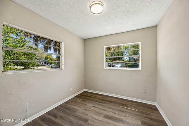 Building Photo - 1627 E 9th St