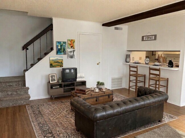Building Photo - 930 Briar Manor