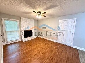 Building Photo - 2105 Epworth Dr NE