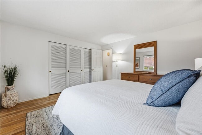 Building Photo - 5330 SW Mayfair Ct