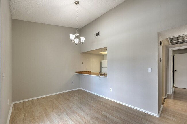 Building Photo - Charming Condo for Rent