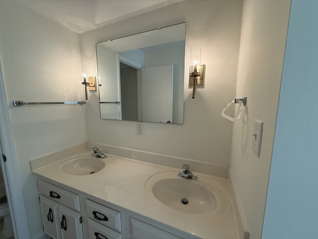 Building Photo - 155 Beaufort Ct