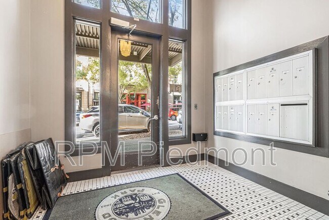 Building Photo - 925 Garrett St