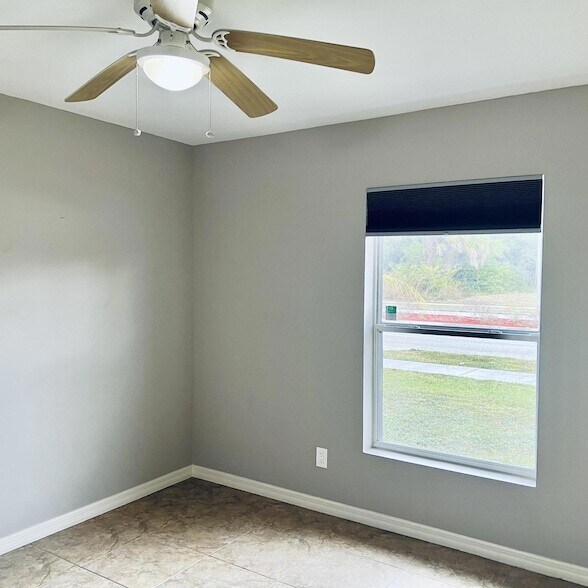 Building Photo - 530 SW Prima Vista Blvd