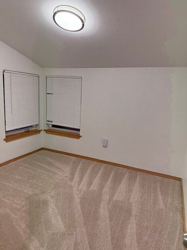 Building Photo - Updated 3 beds/ 2 bath townhome for rent!