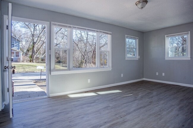 Building Photo - SEE IT NOW: Adorable 2-Bed Home with Bright Interiors in Independence!