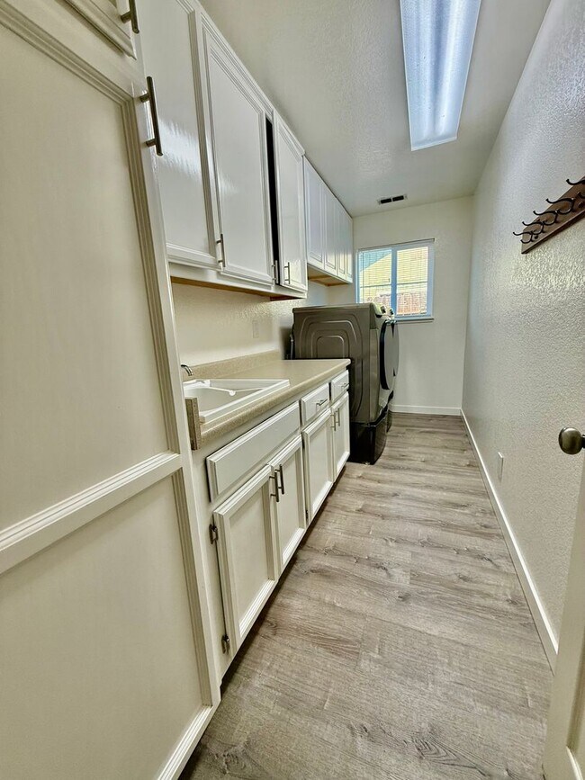 Building Photo - Large 2 story home available immediately