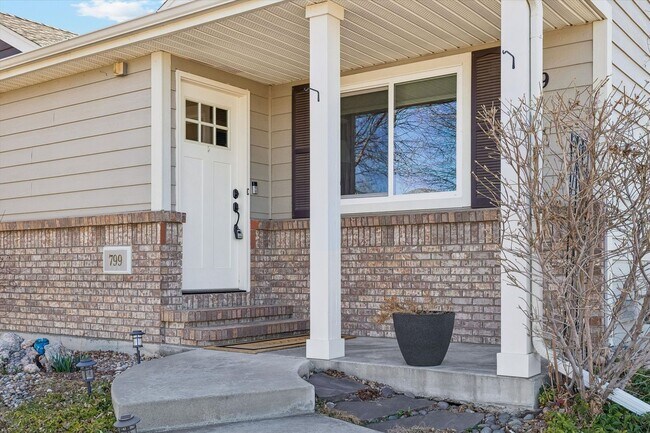Building Photo - Low-Maintenance Upgraded 3-Bedroom Home Near Downtown Loveland