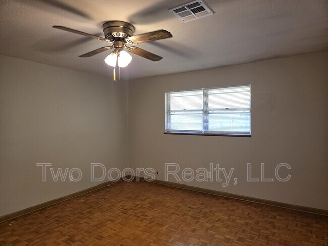 Building Photo - 3225 N Ridgewood Dr