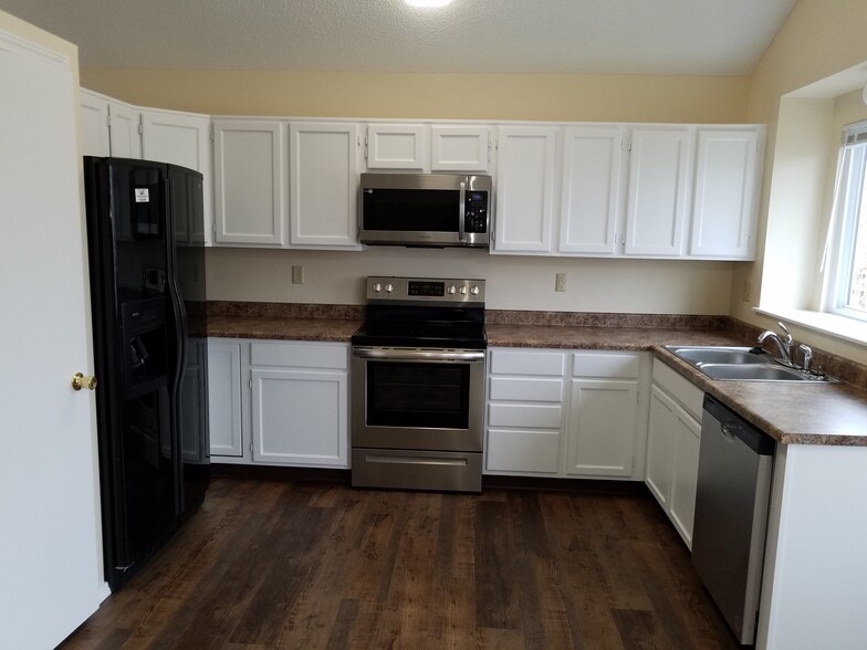 Kitchen - 5036 Austerlitz Dr