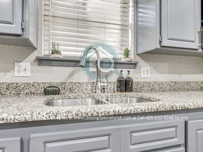 Building Photo - Warr Acres 3 Bed 2 Bath Home with a Pool!!