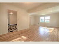 Building Photo - Retro Townhome in Beautiful Serene Setting!