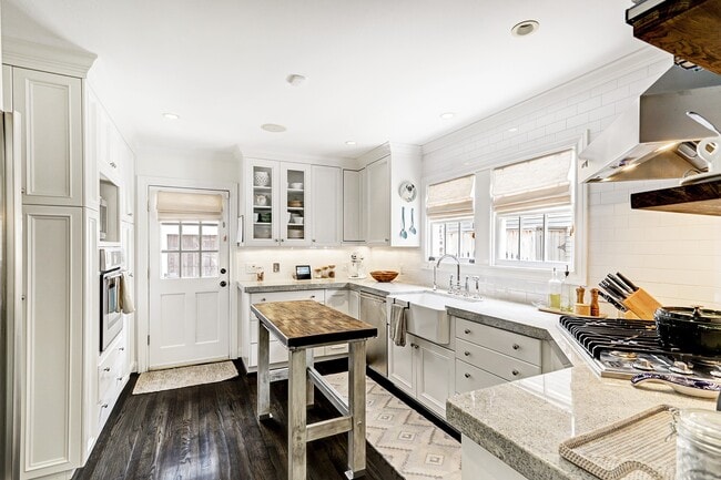 Building Photo - 2829 Sunset Blvd