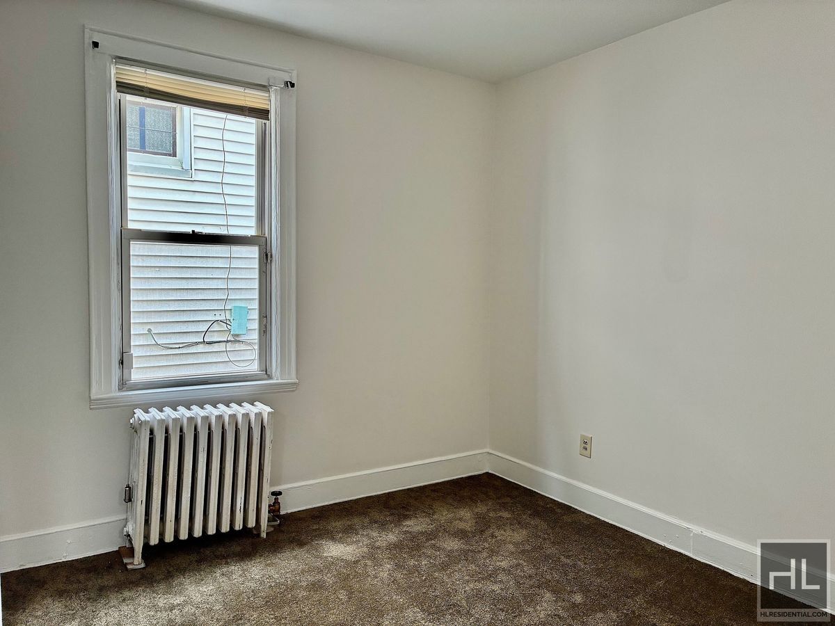 Building Photo - Large 2.5 bed 2 bath duplex with in unit W/D, Private Yard, Shed & Parking Available for an addit...