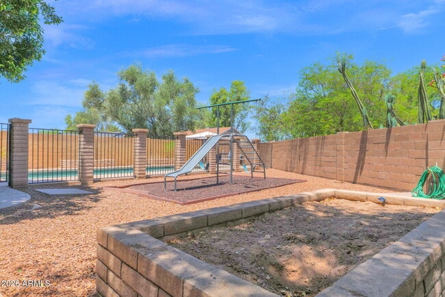 Building Photo - 360 S Pineview Dr