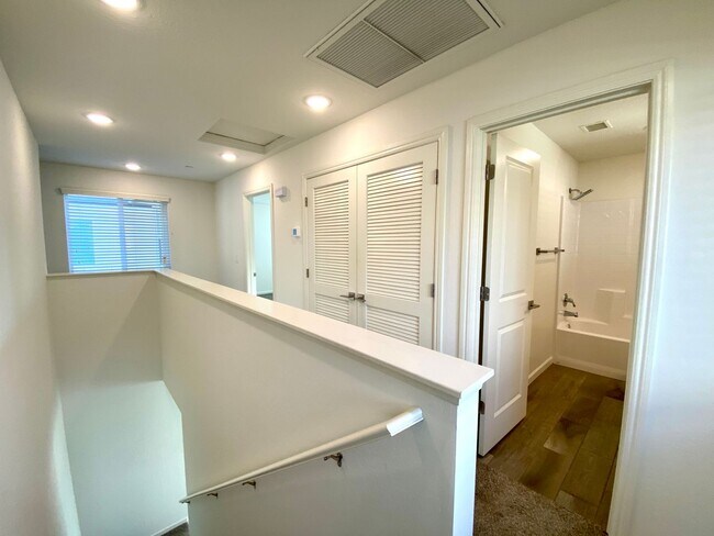 Building Photo - $2,195, 3 Bedroom In Gated Community with ...