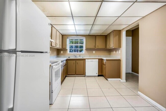 Building Photo - 3100 Coral Springs Dr