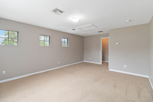 Building Photo - Nice 3/2 with Bonus Room in Oak Hammock Pr...