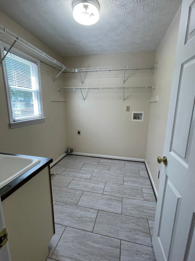 Building Photo - 403 Coach Hovis Dr