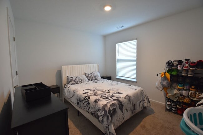 Building Photo - Five Bedroom Home in Greenfield for Rent