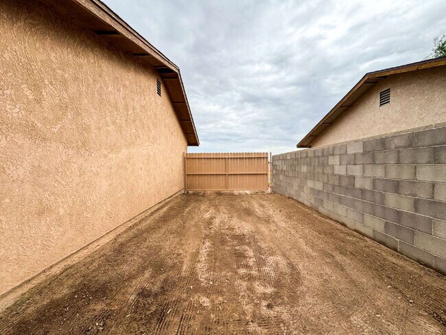 Building Photo - "Centrally located 3 bedroom, 2 bathroom H...