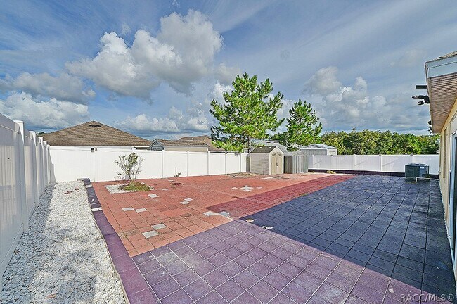 Building Photo - 320 W Runyon Loop