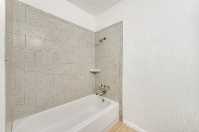 Building Photo - Completely renovated charming 3-Bed, 2-Bat...