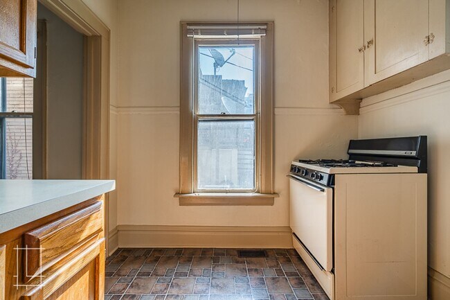 Building Photo - 35 Lundy St