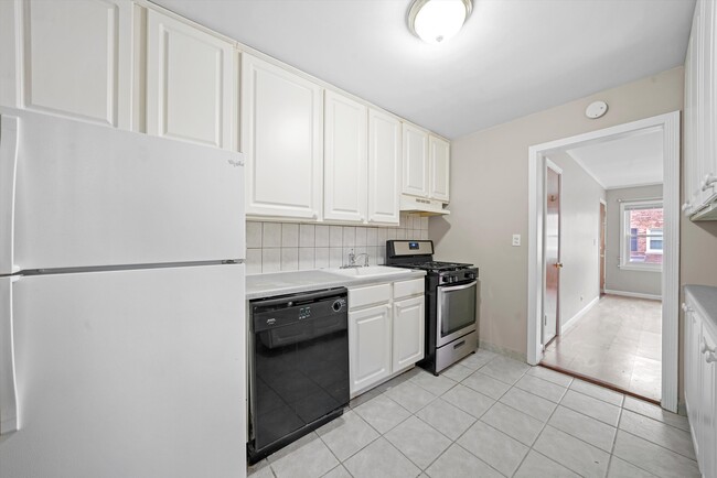 Building Photo - Spacious First Floor 2-Bedroom Close to St...