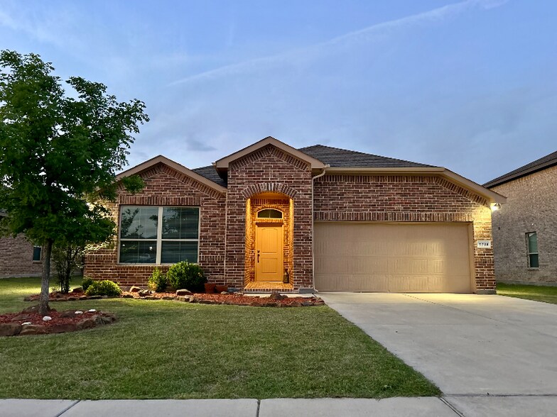 Primary Photo - 1734 Cross Creek Ln