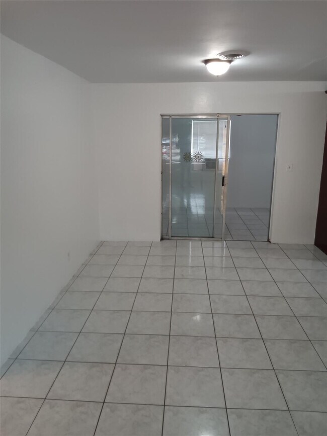 Building Photo - 120 NE 26th Ct