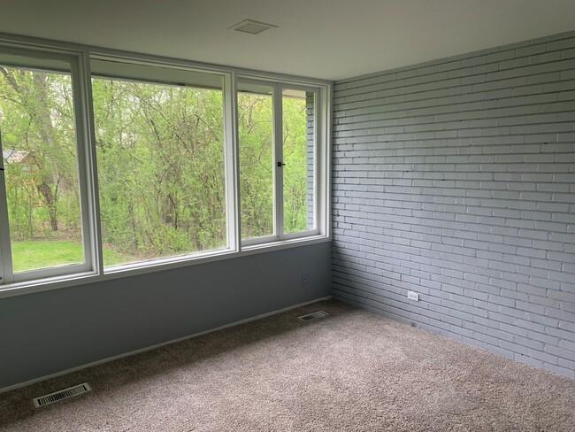 Building Photo - 715 Longwood Dr