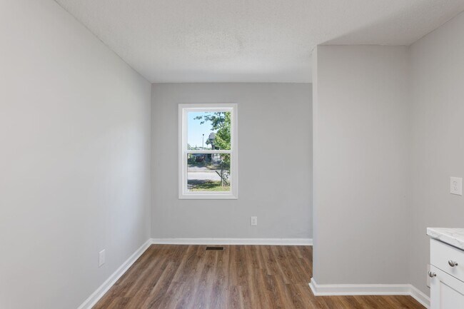 Building Photo - 102 Burdock Cir