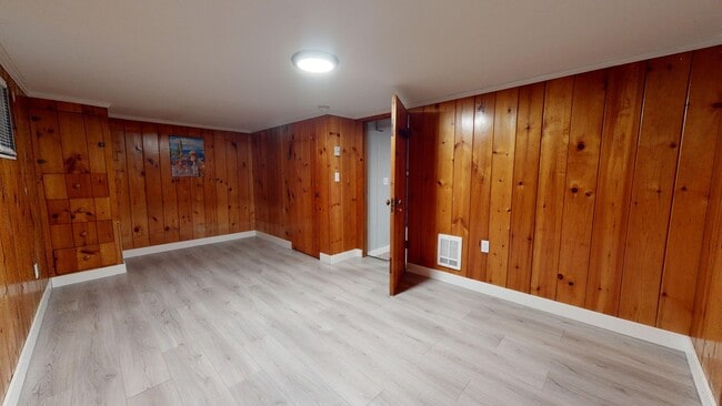 Building Photo - Excellent Location, Large Four Bedroom Bre...