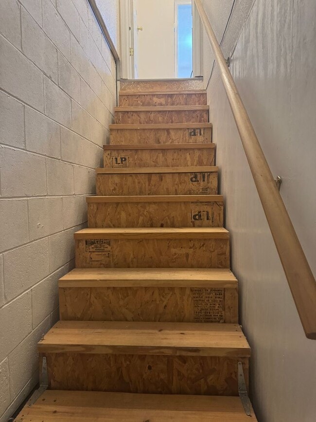 Building Photo - Updated Townhouse In Hunter Hills