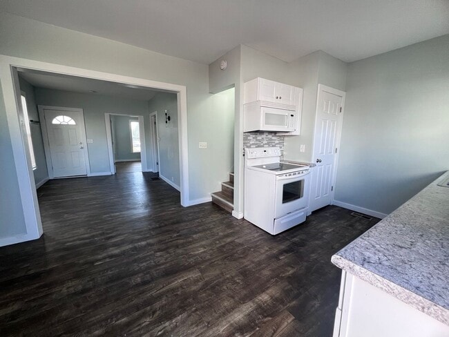 Building Photo - Three Bedroom Home with Main Floor Laundry!